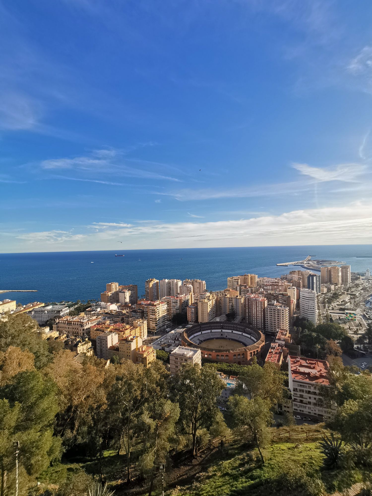 从吉布拉法罗城堡俯瞰西班牙马拉加城市、拉马拉格塔斗牛场和地中海的全景