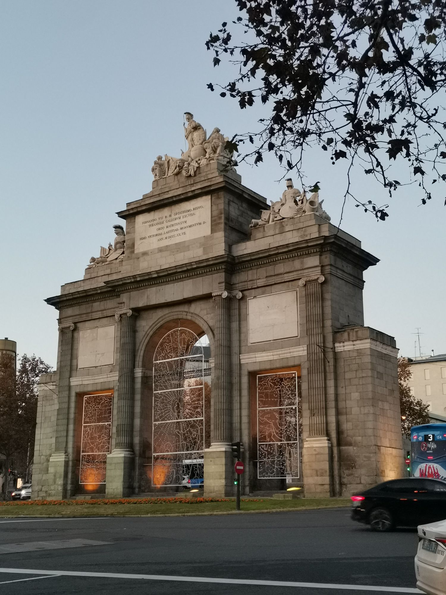 西班牙马德里托莱多门在日落时分的景色，沐浴在柔和的傍晚光线中