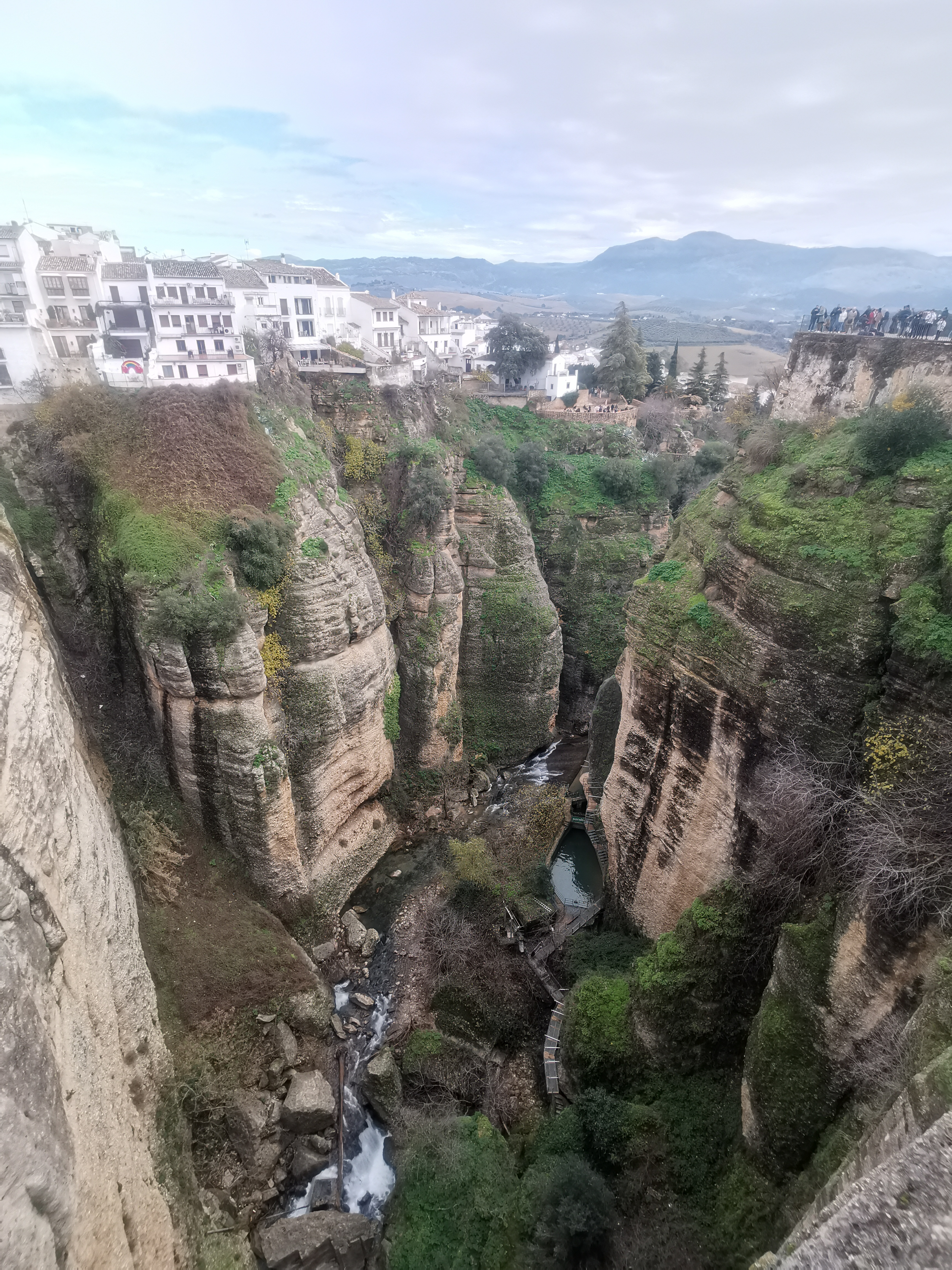 `悬崖之城龙达:新桥、公牛、内战记忆与安达卢西亚的年末 西班牙龙达塔霍峡谷全景 白色建筑悬崖与河流景观