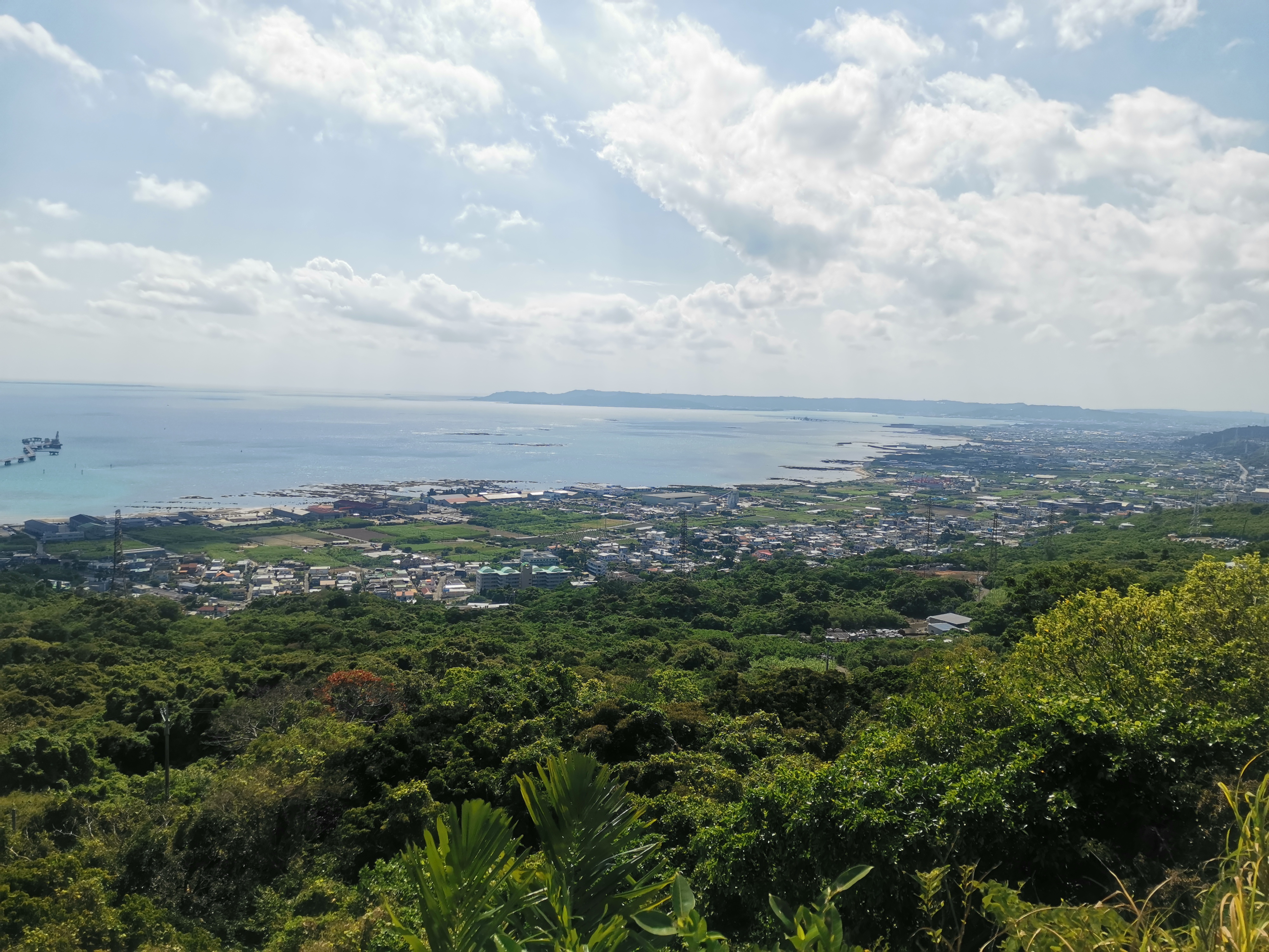 从那霸到今归仁：井盖卡、古城遗迹与甘蔗咖啡的一天